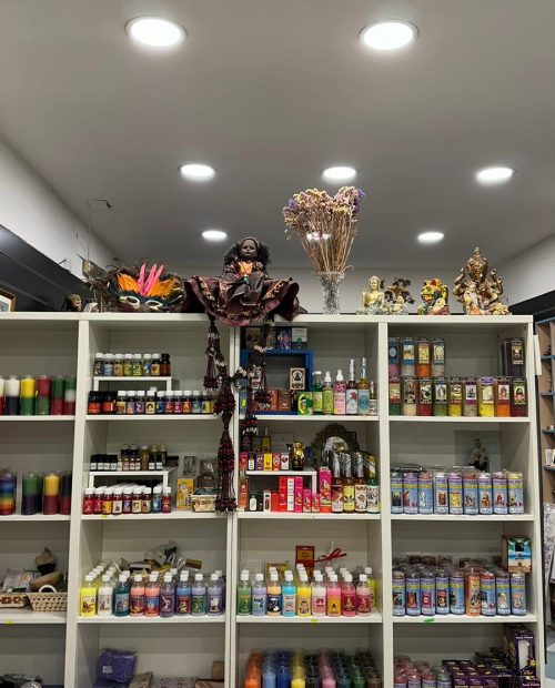 Estantería con productos de El Oraculo